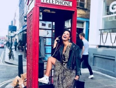 Ταξιδάκι στο Λονδίνο με τις φίλες της λίγο πριν το γάμο για τη Χριστίνα Μπόμπα (φωτό, βίντεο)